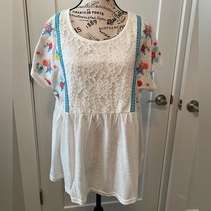 New white with flowers Savanna Jane blouse. Size Large. Never been worn.